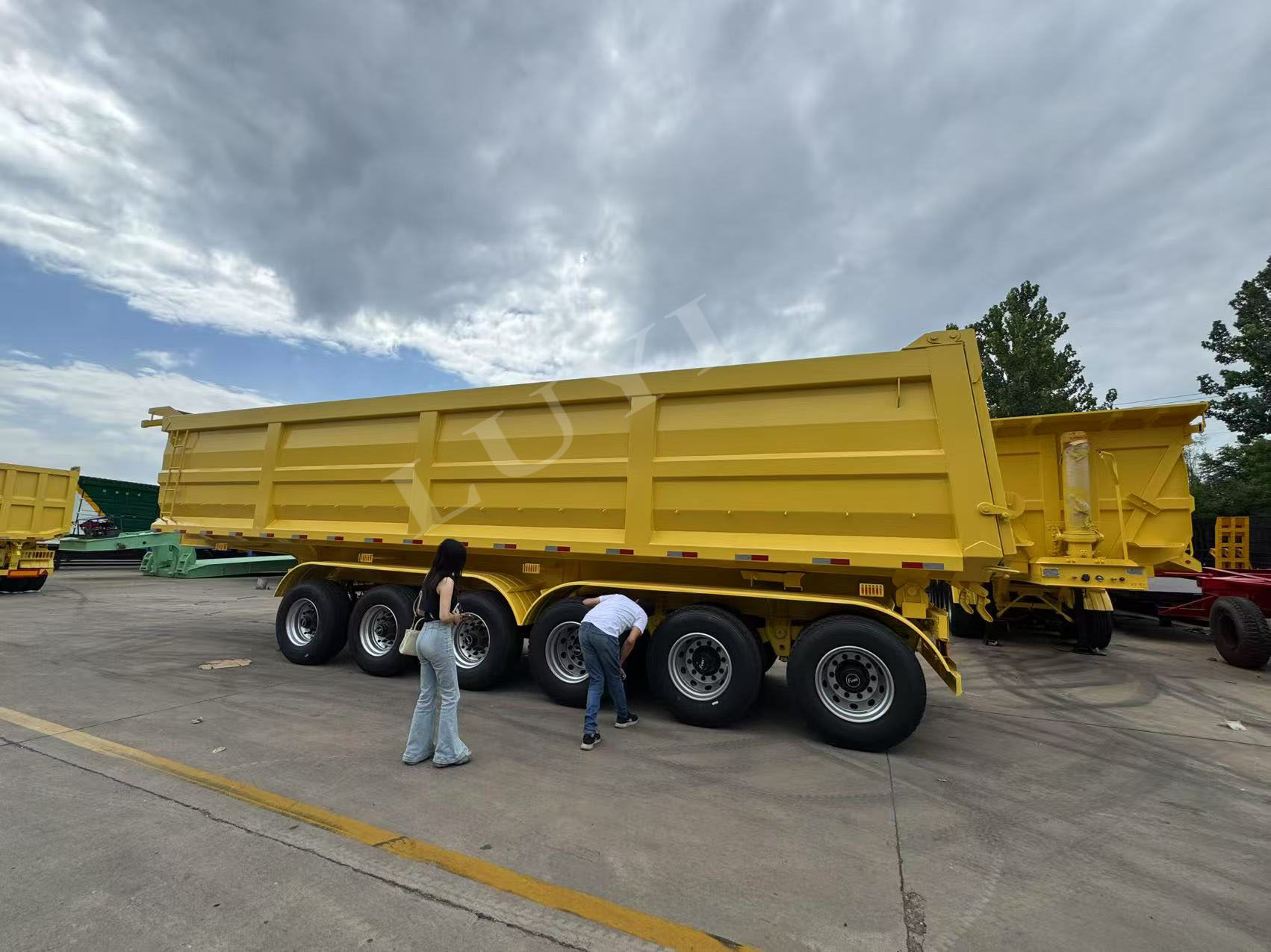 Saúdští zákazníci provádějí na místě inspekci cisteren na cement o objemu 30 metrů krychlových a efektivně dosáhnou objednávky spolupráce