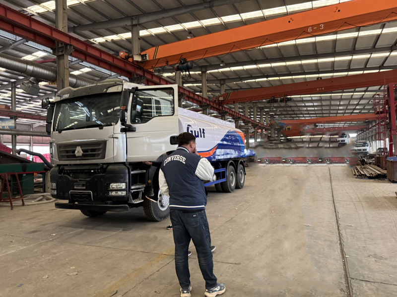 Luyi Factory vítá kyrgyzské zákazníky. Po prohlídce na místě je nákup cisterny na olej úspěšně dokončen