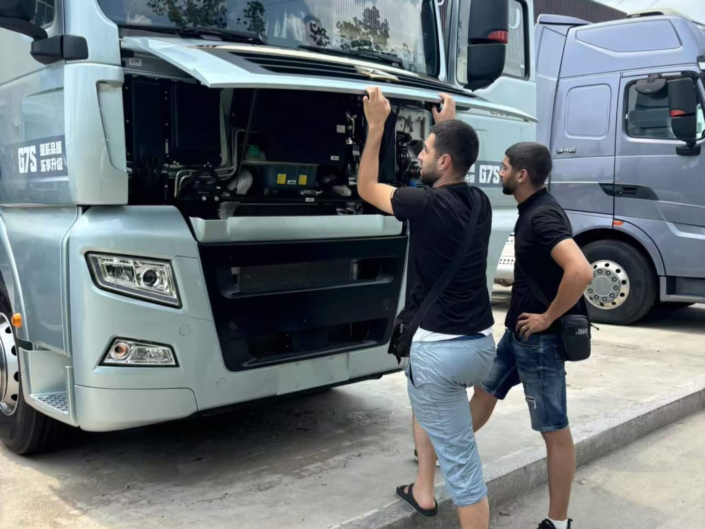 Zákazníci z Uzbekistánu navštěvují továrnu Luyi, hluboce si vyměňují názory a dosahují konsensu o spolupráci