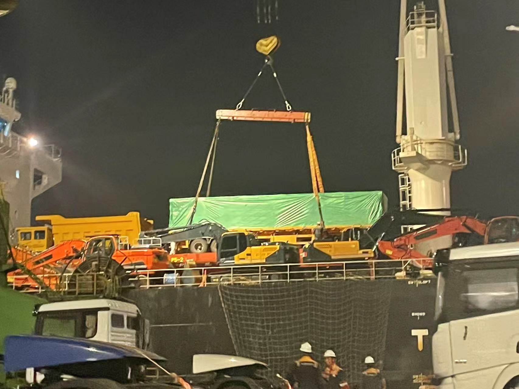 Vyplujte do Ghany! Tři ploché návěsy LuYi byly úspěšně naloženy na loď