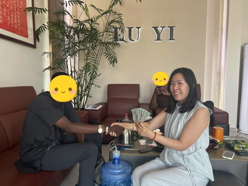 Nigerijští zákazníci navštívili LuYi a podepsali smlouvu, čímž zahájili novou kapitolu spolupráce s návěsy.