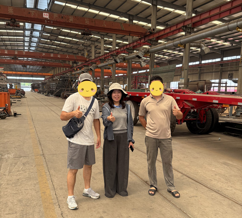 Kazašští zákazníci provedli na místě návštěvu továrny Luyi a byla dokončena smlouva o valníkovém návěsu