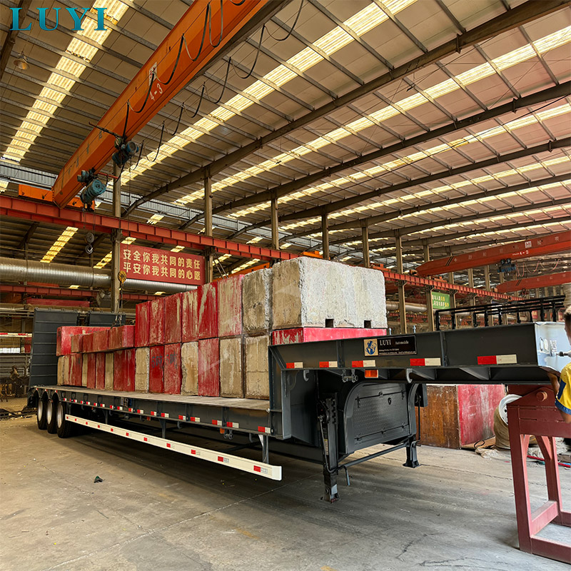 Saúdští klienti provádějí inspekci továrny Luyi na místě a dokončují nákup 3 nápravových valníkových návěsů