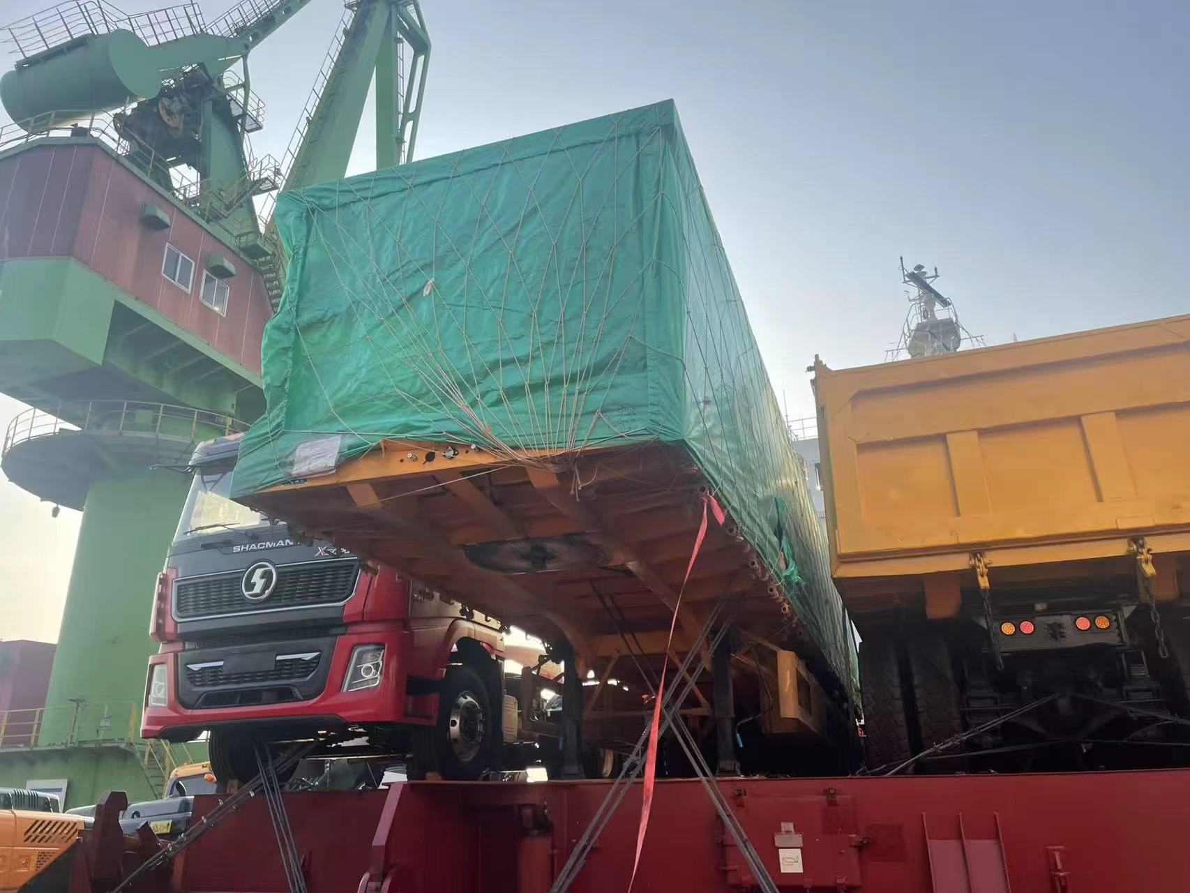 Nová objednávka přeshraniční přepravy! 3nápravový 4stopý valníkový návěs Luyi vyplouvá do Kazachstánu