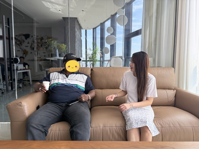 Zákazníci Kyrgyzstánu navštěvují továrnu Lu Yi a úspěšně podepisují smlouvu na čtyřnápravové valníkové návěsy