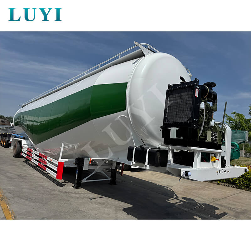 Třínápravový návěs s cisternou na prášek o objemu 85 metrů krychlových Luyi odjíždí do Guineje, kde pomáhá logistice infrastruktury v západní Africe