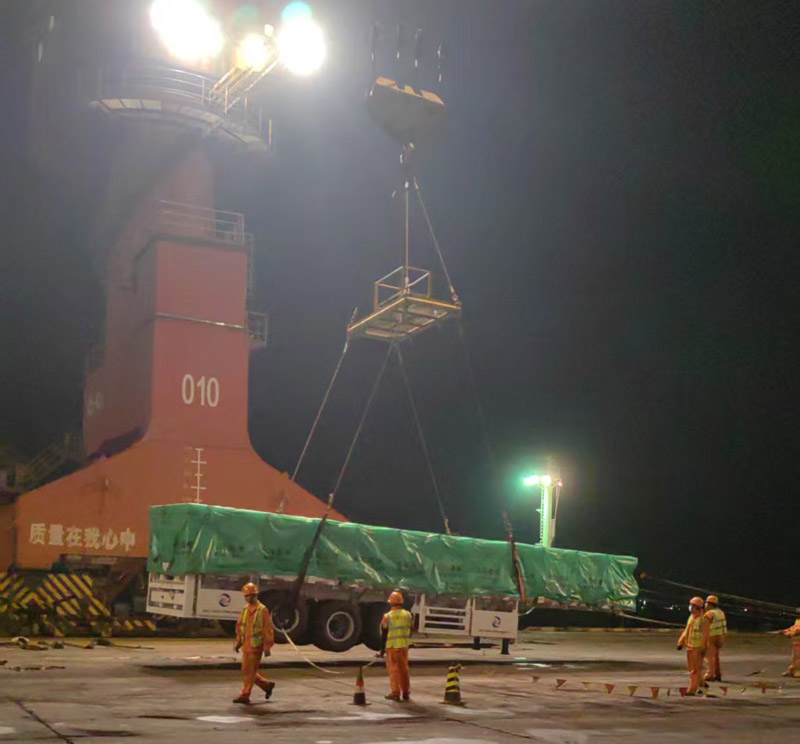 Dávka třínápravových valníkových návěsů Luyi vyjela a byla úspěšně odeslána na ománský trh