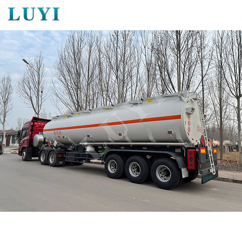 Třínápravový návěs s 3000litrovou olejovou nádrží Luyi dodaný do Senegalu, který pomáhá místní přepravě energie