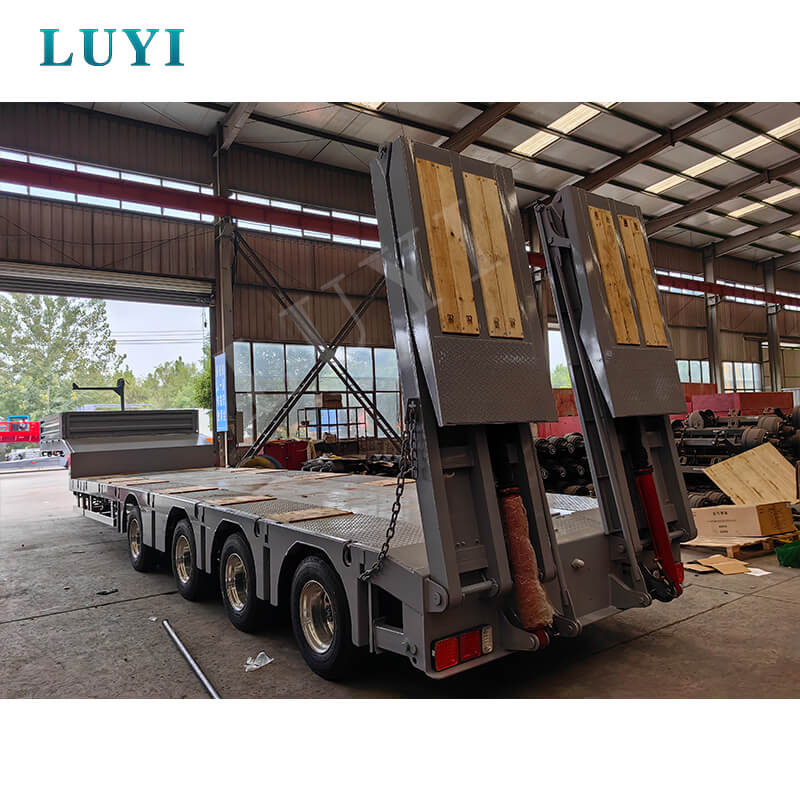 Z Shandongu do Střední Asie! Louis 4nápravový nízkopodlažní návěs dodaný do Uzbekistánu