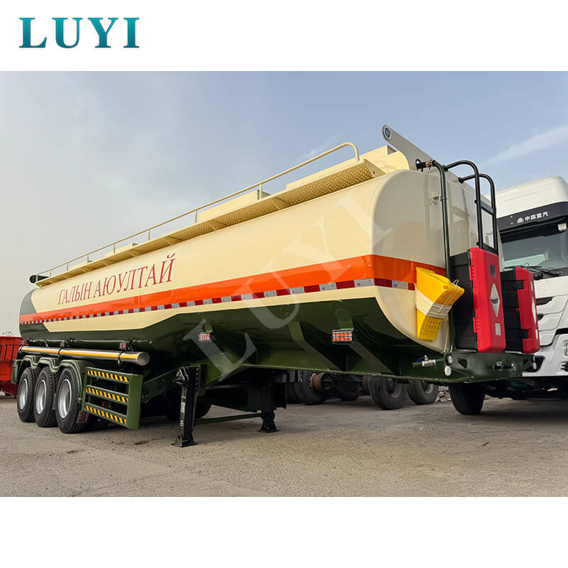 Upravené třínápravové návěsy na olejové nádrže dodané do Mauretánie, aby posílily bezpečnostní linii přepravy energie