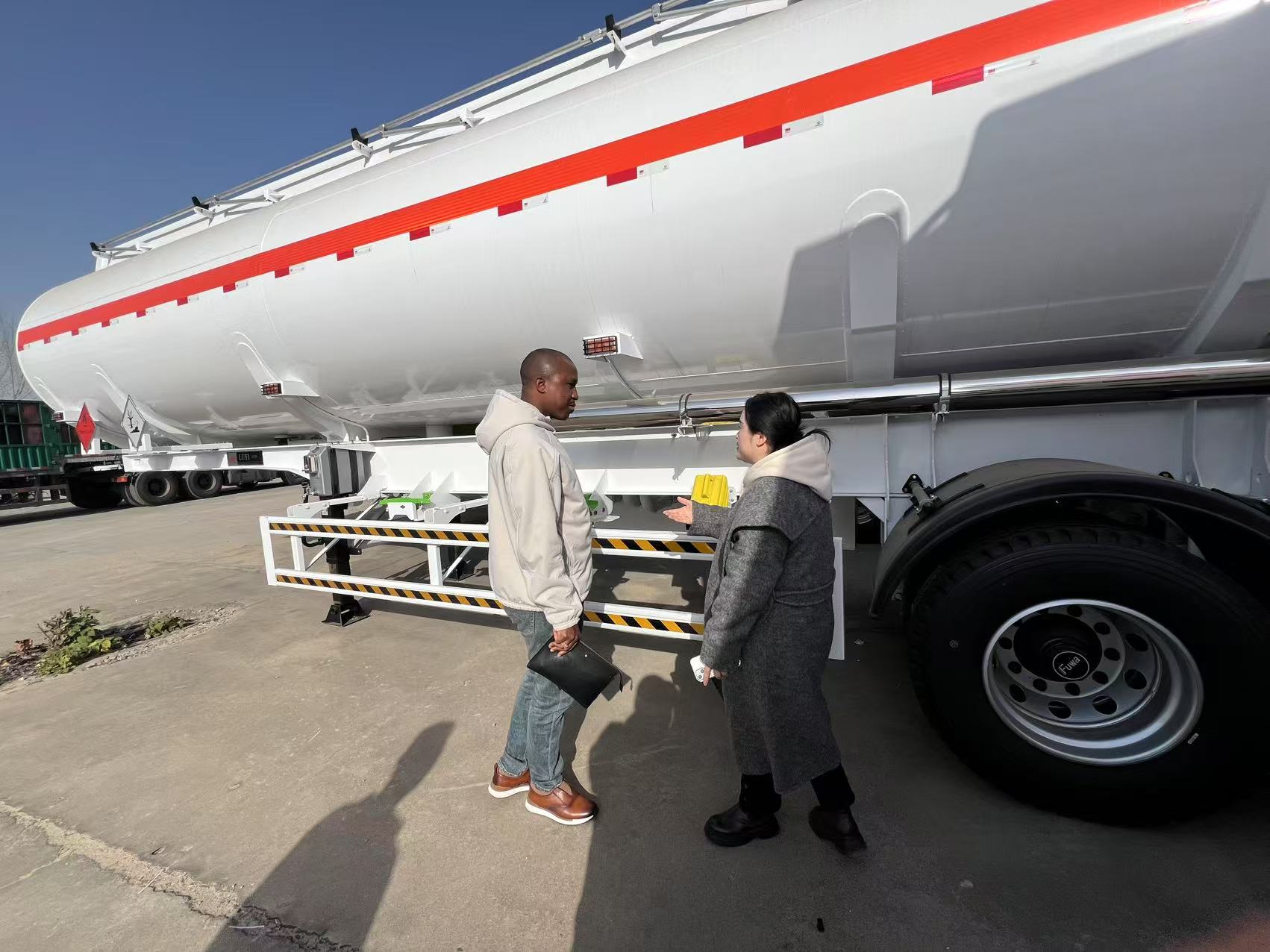 Guinejští klienti navštěvují výrobní základnu LUYI, svědek výroby návěsu 40T z první ruky
