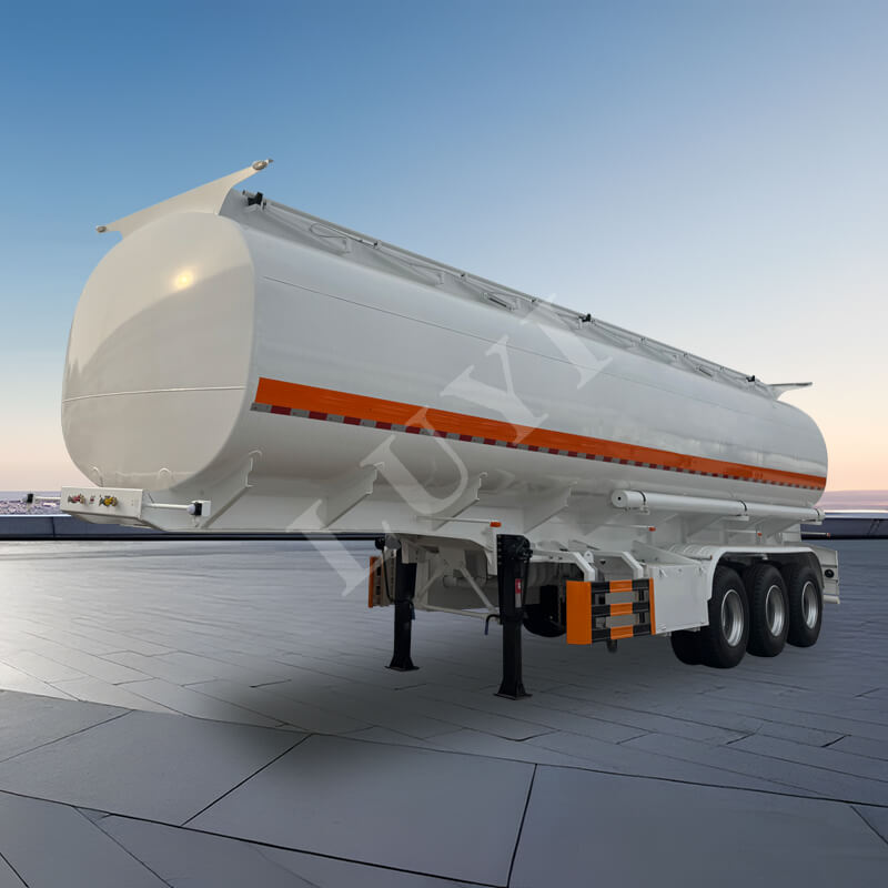 3nápravový návěs s nádrží na olej z uhlíkové oceli o objemu 40 000 litrů