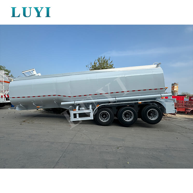 Třínápravový 40 000-litrový karbonový ocelový cisternový vůz pro přepravu nafty a benzínu
