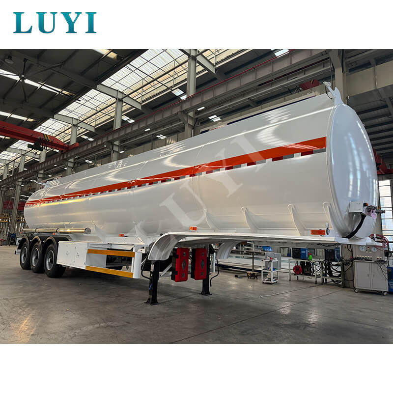 Třínápravový 60tunový návěs s nádrží na olej z uhlíkové oceli 45 000 litrů