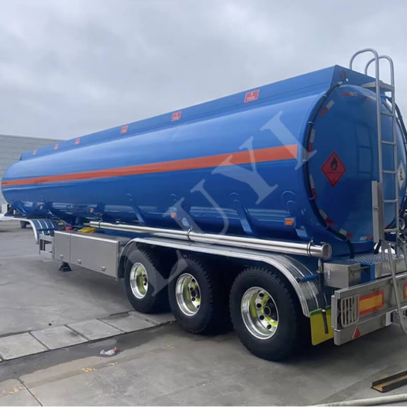 3nápravový 7prostorový návěs s nádrží na olej 40 000 litrů