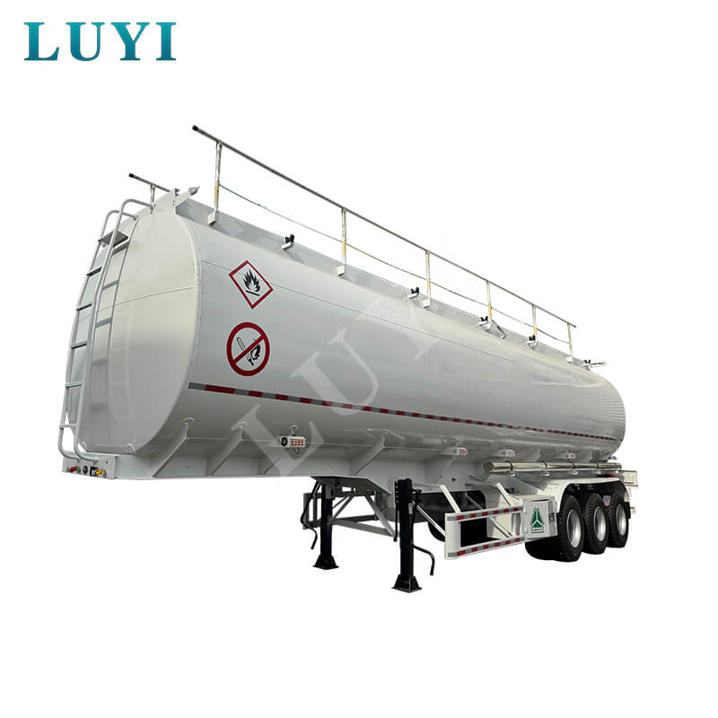 Třínápravový návěs s hliníkovou palivovou nádrží o objemu 42 000 litrů