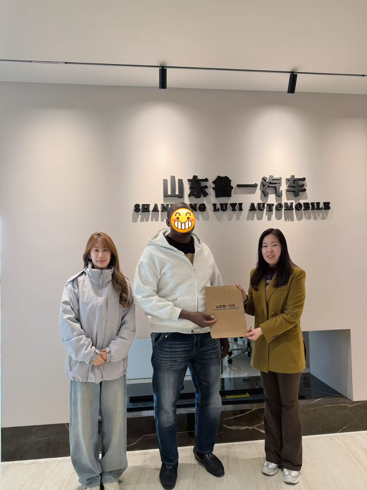 Od návštěvy továrny po potvrzení objednávky: Jak Luyi Auto získal důvěru klienta Pobřeží slonoviny pro 4 těžké sklápěče