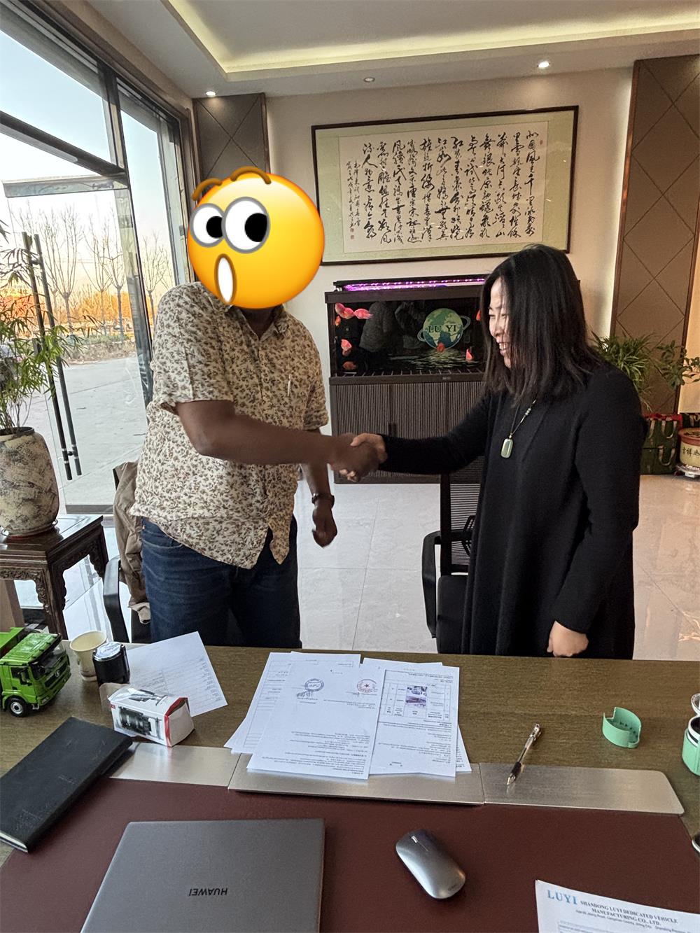 Jak si saúdská těžká dopravní společnost vybrala Luyi Auto pro 3 zakázkové přívěsy Lowboy po návštěvě továrny