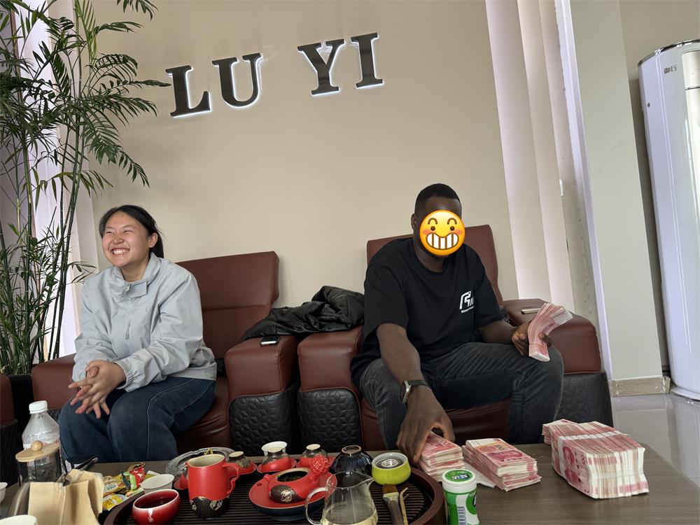 Jak společnost Luyi Auto pomohla klientovi z Konžské demokratické republiky zlepšit přepravu těžké rudy pomocí vlastních návěsů s boční stěnou