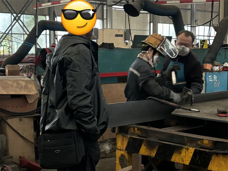 Jak společnost LUYI pomohla klientovi logistiky Comoros zlepšit flexibilitu nákladu pomocí 3 třínápravových návěsů s boční stěnou Jak společnost LUYI pomohla klientovi logistiky Comoros zlepšit flexibilitu nákladu pomocí 3 třínápravových návěsů s boční stěnou