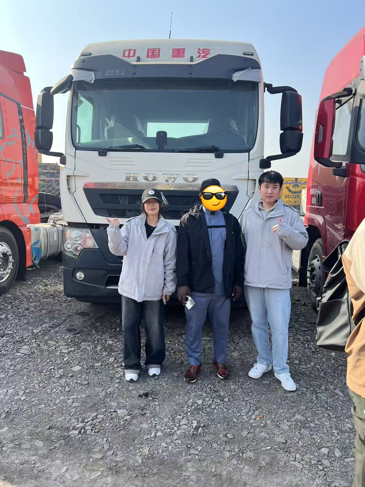 Jak společnost LUYI pomohla keňskému klientovi nasadit 2 těžká nákladní vozidla HOWO pro strojírenství a dálkovou přepravu