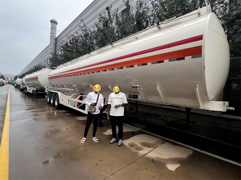Jak společnost LUYI pomohla mosambickému klientovi logistiky paliva zlepšit bezpečnou regionální dodávku pomocí 2 vlastních cisternových návěsů Jak společnost LUYI pomohla mosambickému klientovi logistiky paliva zlepšit bezpečnou regionální dodávku pomocí 2 vlastních cisternových návěsů