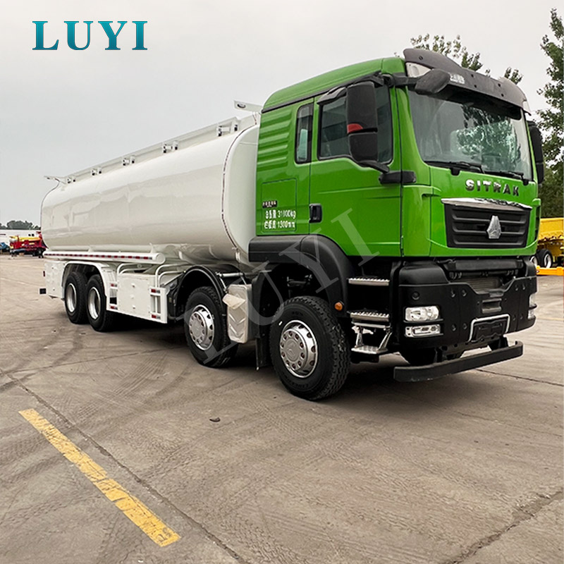 Sinotruk SITRAK 8×4 30000L cisterna na palivo z uhlíkové oceli