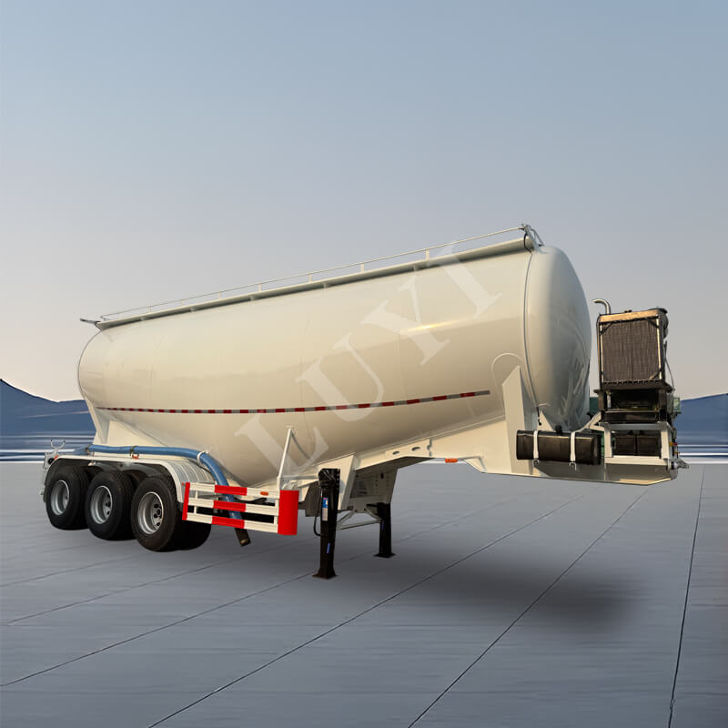 Třínápravový 30tunový návěs na prachovou cisternu