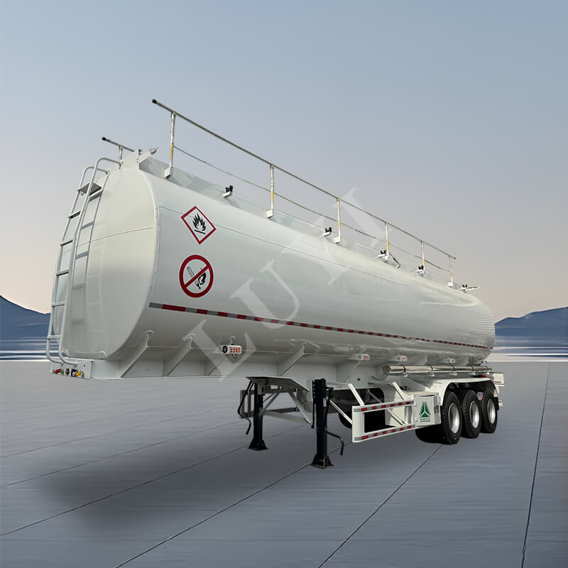 Třínápravový návěs 45/ m3 olejová nádrž Třínápravový návěs 45/ m3 olejová nádrž