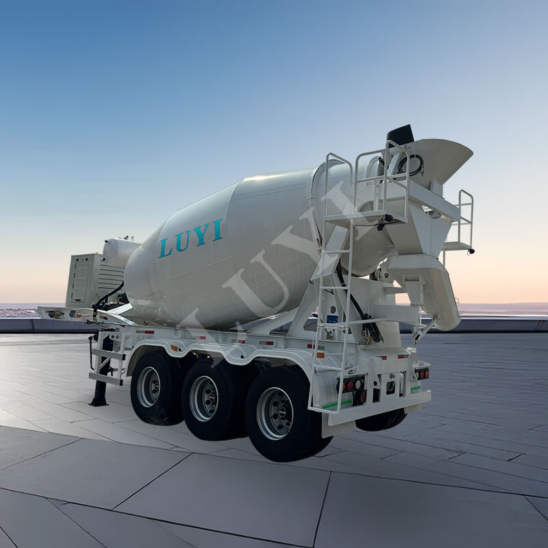 Třínápravový návěs na míchání cementu s objemem 12 metrů krychlových