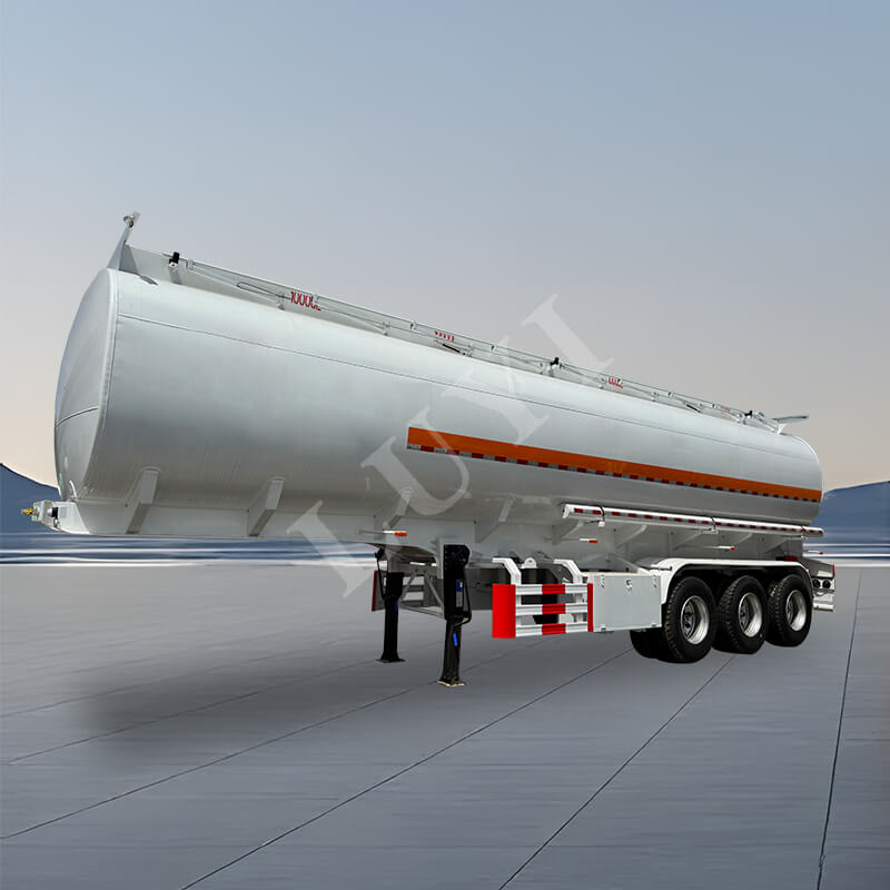 Tříosý návěs s olejovou nádrží z uhlíkové oceli o objemu 55 000 litrů Tříosý návěs s olejovou nádrží z uhlíkové oceli o objemu 55 000 litrů