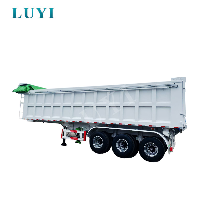 Bílý 3nápravový návěs se zadním sklápěním